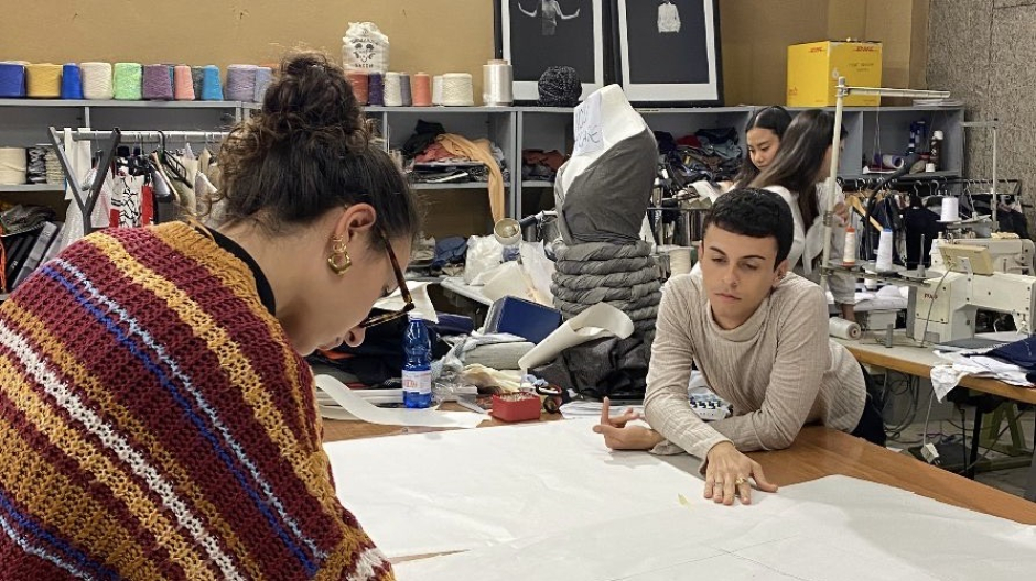 Studente novarese con borsa di studio al corso Moda Sostenibile di Accademia Unidee
