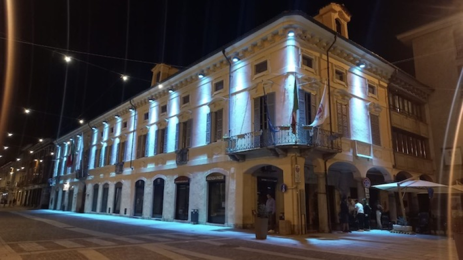 Borgomanero,  municipio illuminato di blu per vittime civili guerre e conflitti 