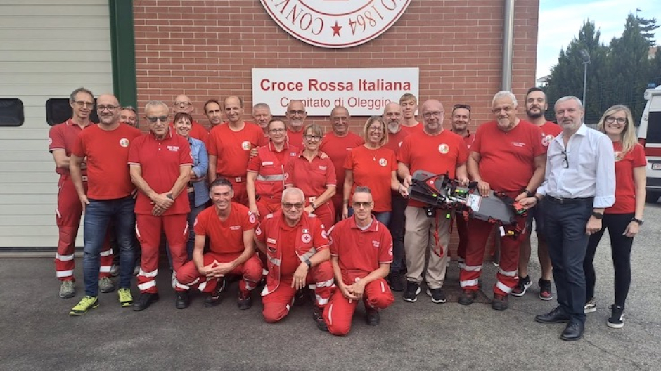 Oleggio, dono al Comitato Locale Cri dal Distaccamento Vigili del Fuoco Volontari