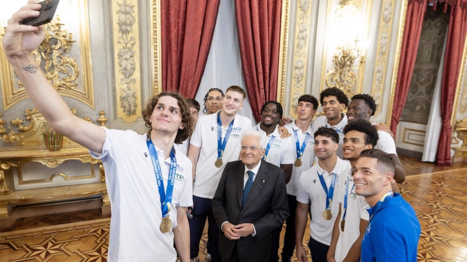 Il novarese Francesco Ferrari da Mattarella con la nazionale U20 di basket