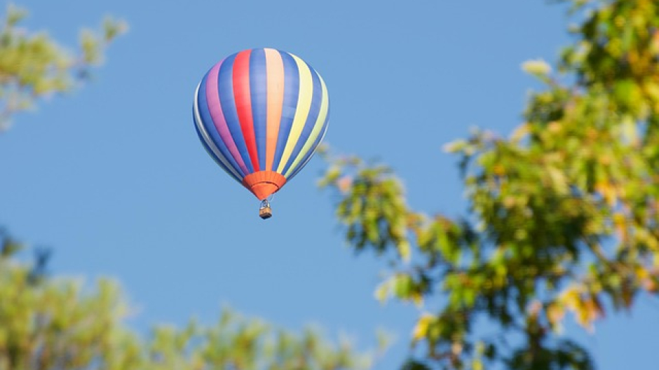Angera, domenica torna l'evento con le mongolfiere a scopo solidale